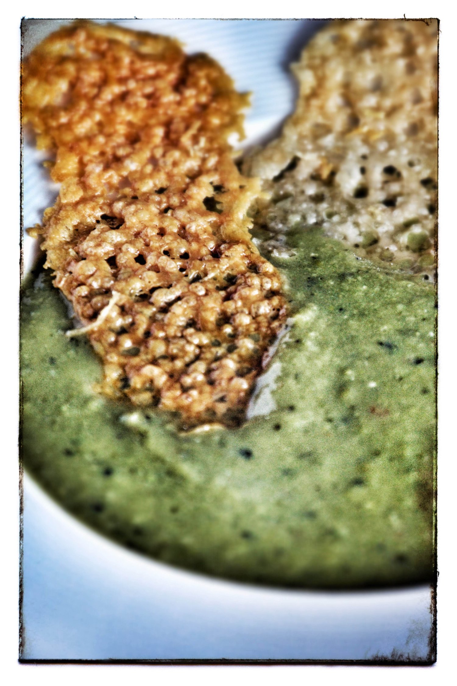 Groszkowa z parmezanowym czipsem