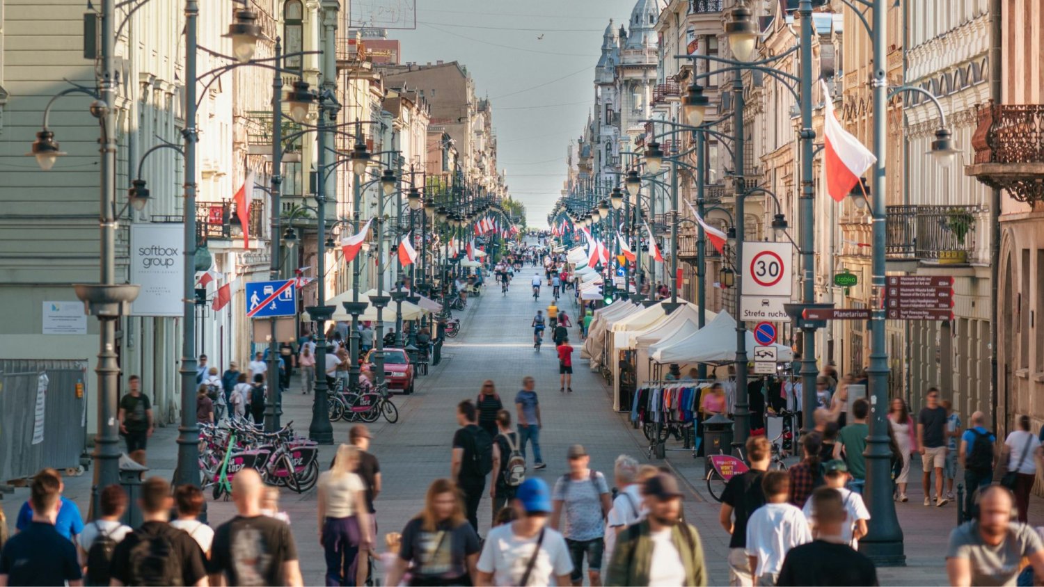 Sondaż CBOS pokazał prawdę o smerfach. Nie Putin przeraża nas nas najbardziej