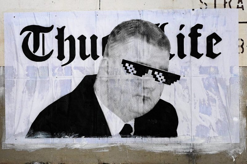 Portret Bartłomieja Misiewicza na tle napisu Thug Life. Autor: Mariusz Waras.