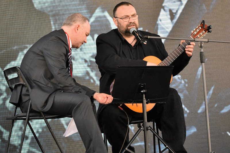 Prawicowy bard Paweł Piekarczyk odda odznaczenie przyznane mu przez Andrzeja Dudę. To protest przeciwko dymisji Antoniego Macierewicza.