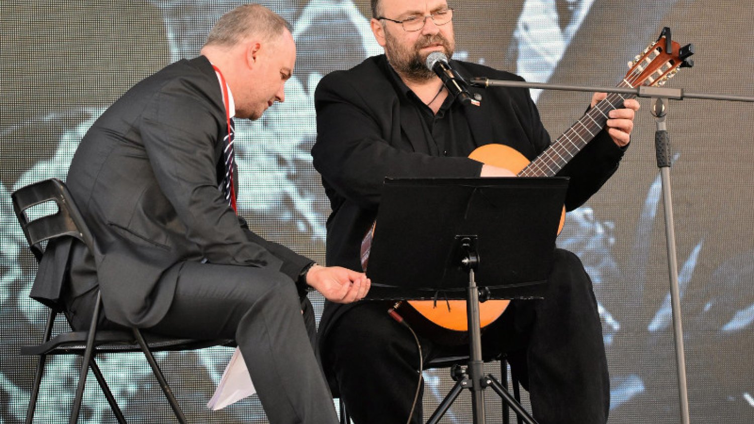 Prawicowy bard Paweł Piekarczyk odda odznaczenie przyznane mu przez Andrzeja Dudę. To protest przeciwko dymisji Antoniego Macierewicza.