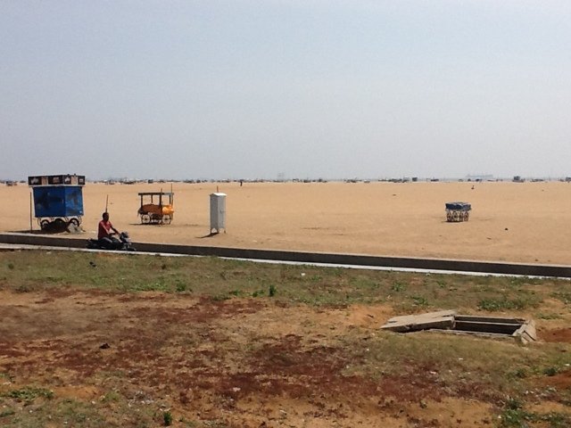 Otwarta studzienka kanalizacyjna przy jednej z największych plaż na świecie.  Marina Beach w Chennai.  Wieczorami zbierają się tu tłumy ludzi, Hindusi  odpoczywają tu całymi rodzinami,  chłodzą się po upalnym dniu korzystając z morskiej bryzy.