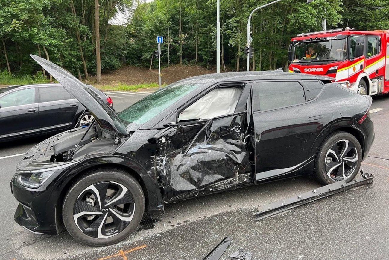 Tak po wypadku wyglądało auto słynnego czeskiego hokeisty Jaromira Jagra. Sportowiec przyznał, że miał sporo szczęścia.