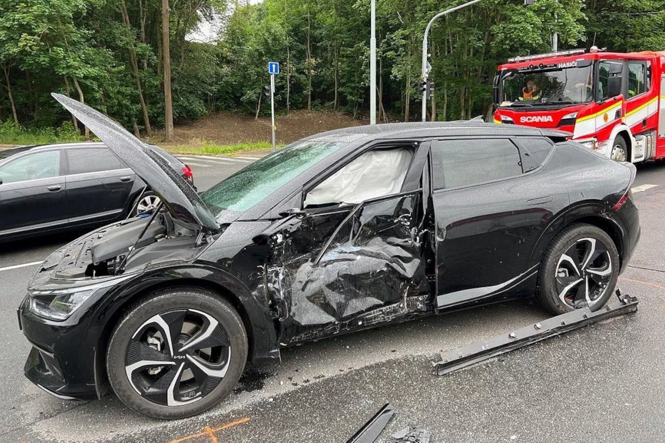 Tak po wypadku wyglądało auto słynnego czeskiego hokeisty Jaromira Jagra. Sportowiec przyznał, że miał sporo szczęścia.