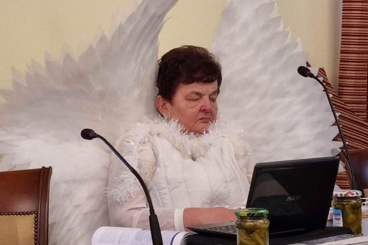 Radna PiS przebrana za anioła na sesji rady miasta