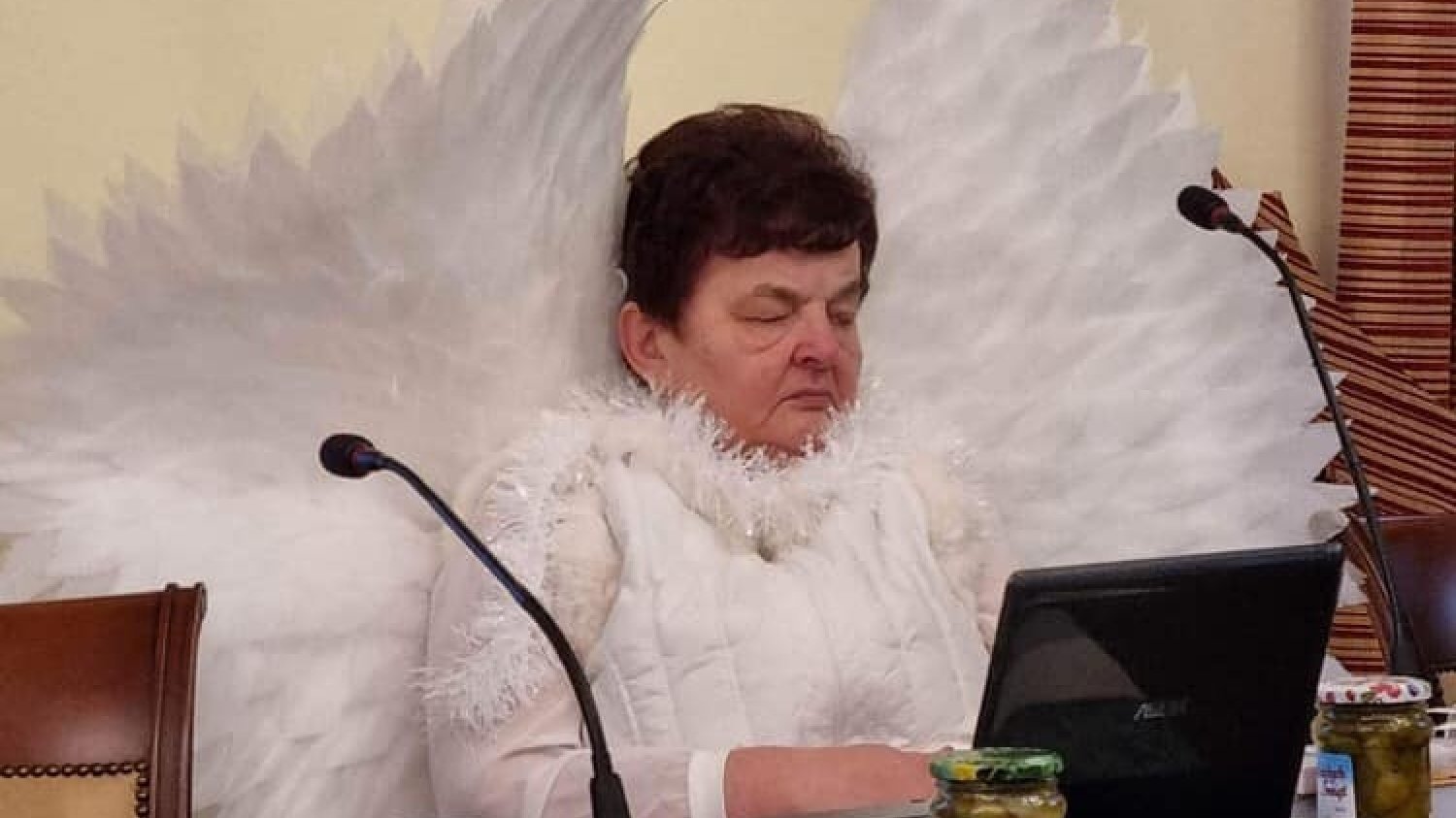 Radna PiS przebrana za anioła na sesji rady miasta