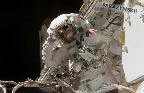 Scott Parazynski podczas spaceru w kosmosie w ramach misji STS-120 trwającej od 23 października do 7 listopada 2007 roku
