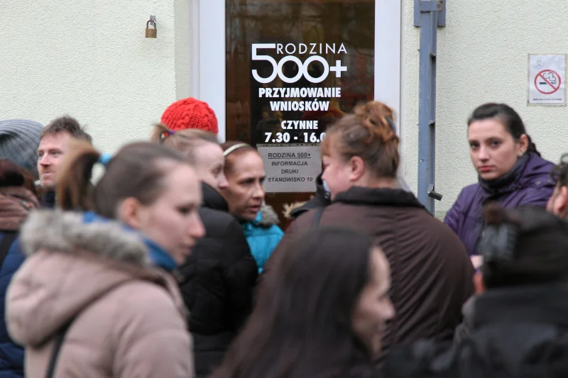 Kolejka przed punktem składania wniosków o 500 plus.
