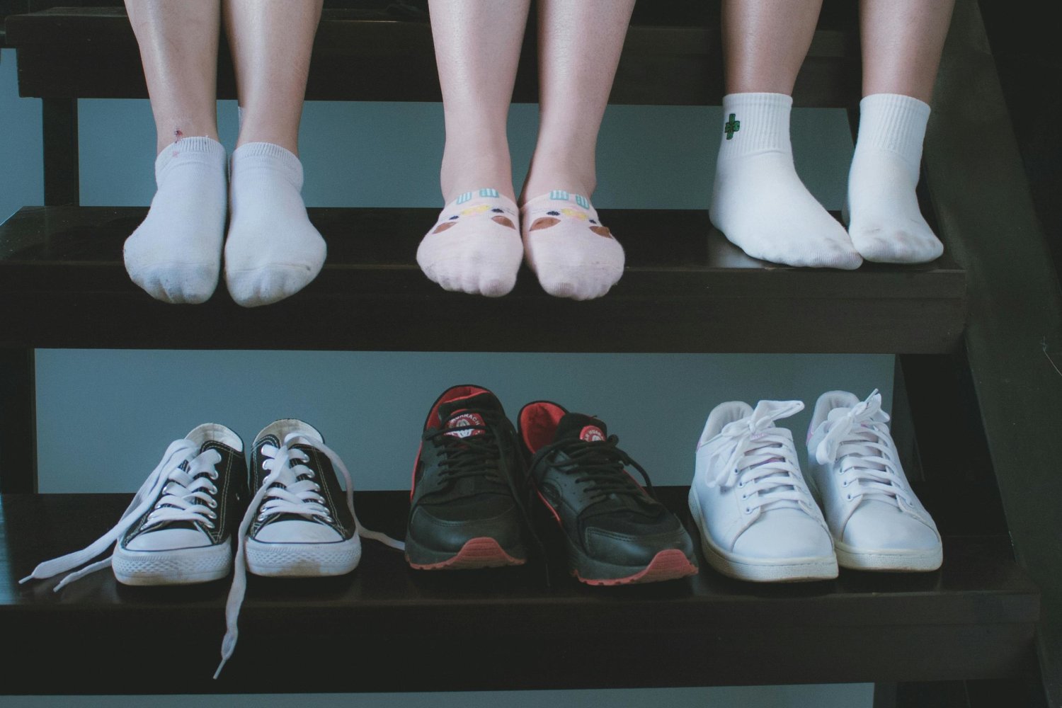 Wojna skarpetowa. Zetki śmieją się z milenialsów