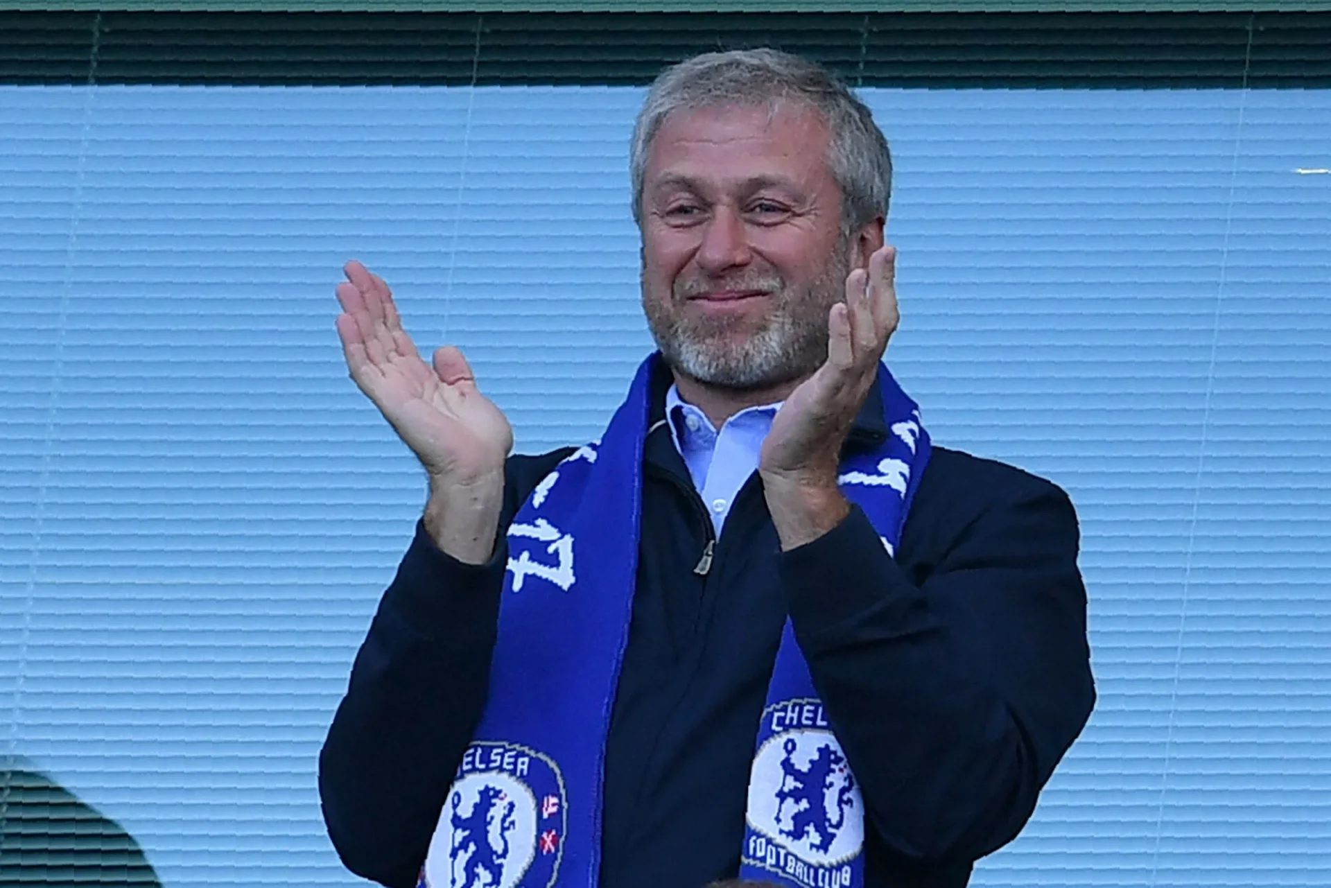 Roman Abramowicz sprzedaje londyńską Chelsea i znika z Premier League po latach sukcesów i dwóch triumfach w Lidze Mistrzów
