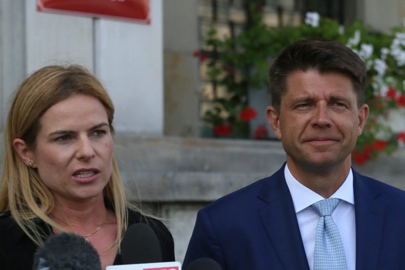 Petru i Schmidt zaproszeni do Słupska - Biedroń chętnie udzieli im ślubu.