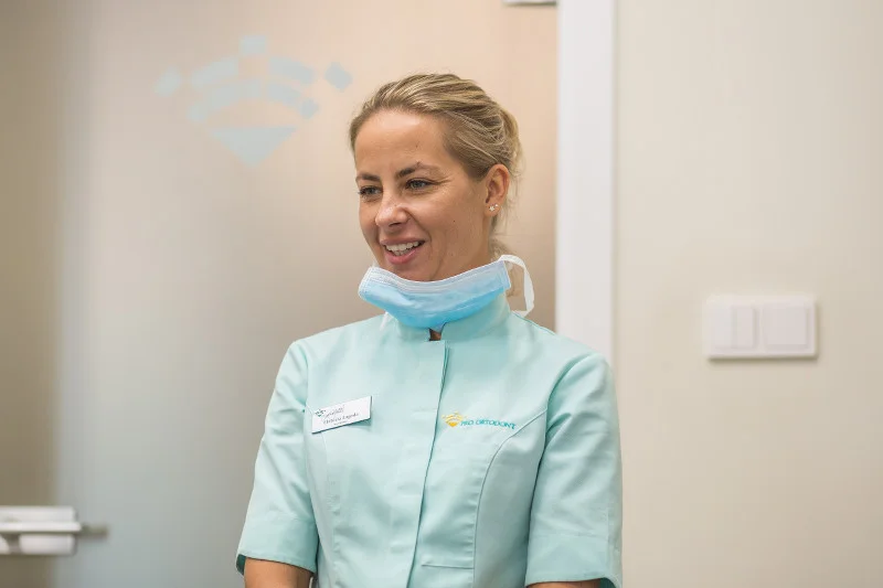 Przy wszczepianiu implantów lekarz nie pracuje sam. To pani Elżbieta Łagoda, przemiła asystentka dr Falkowskiego.