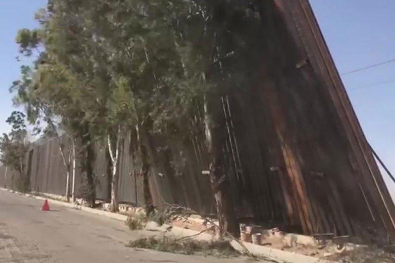 Na granicy amerykańsko-meksykańskiej przewalił się mu graniczny budowany na polecenie prezydenta Trumpa.