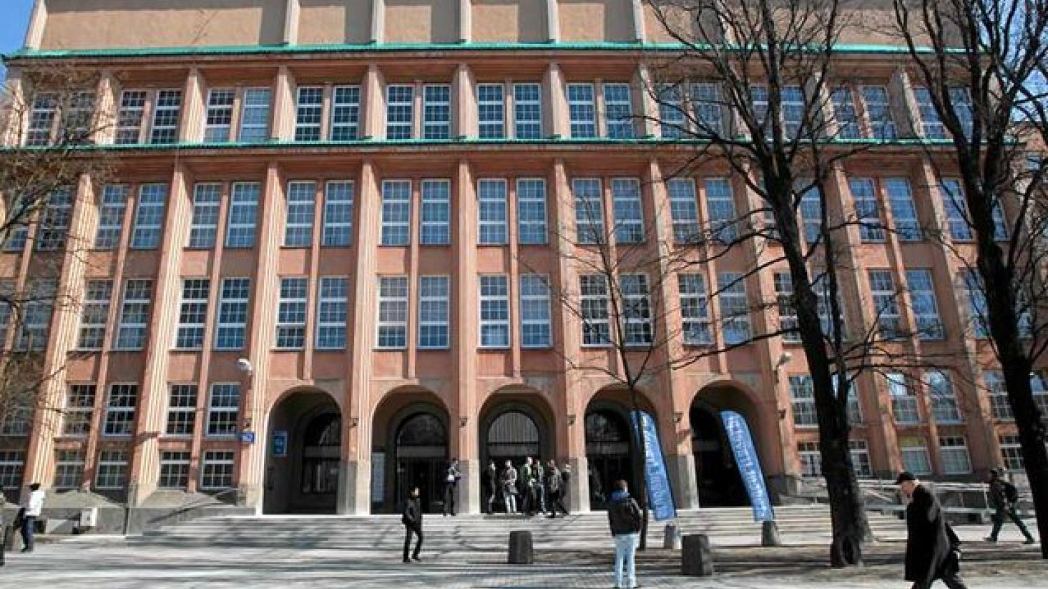 Studenci SGH są podzieleni na tych, którzy nękają Kamila i na tych, którzy go bronią.