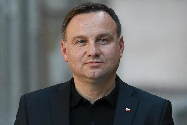 Prezydent Andrzej Duda zachęca rodaków z Francji do powrotu do ojczyzny.