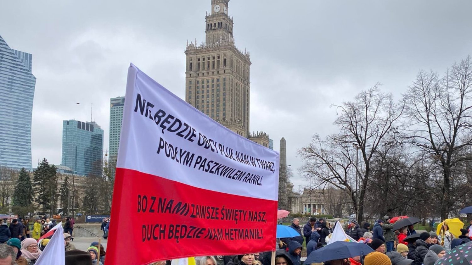 Narodowy marsz papieski w Warszawie. Zgromadził kilka tysięcy osób.