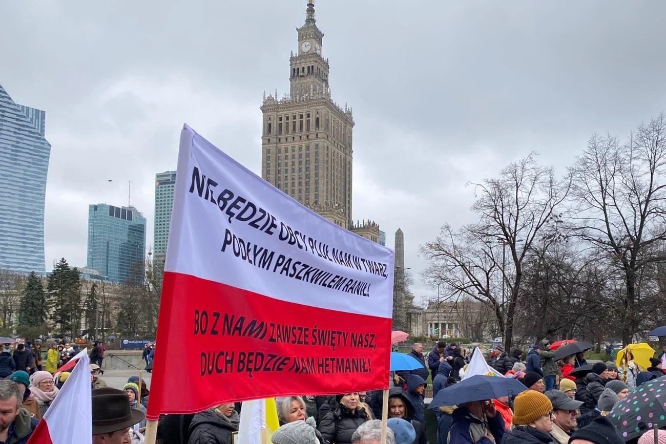 Narodowy marsz papieski w Warszawie. Zgromadził kilka tysięcy osób.