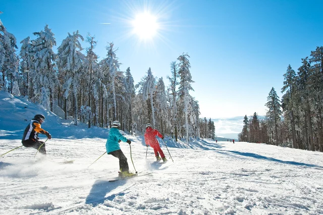 Hochficht w Górnej Austrii . Po większości stoków dzieci do 15 roku życia szusować bez kasku nie mogą