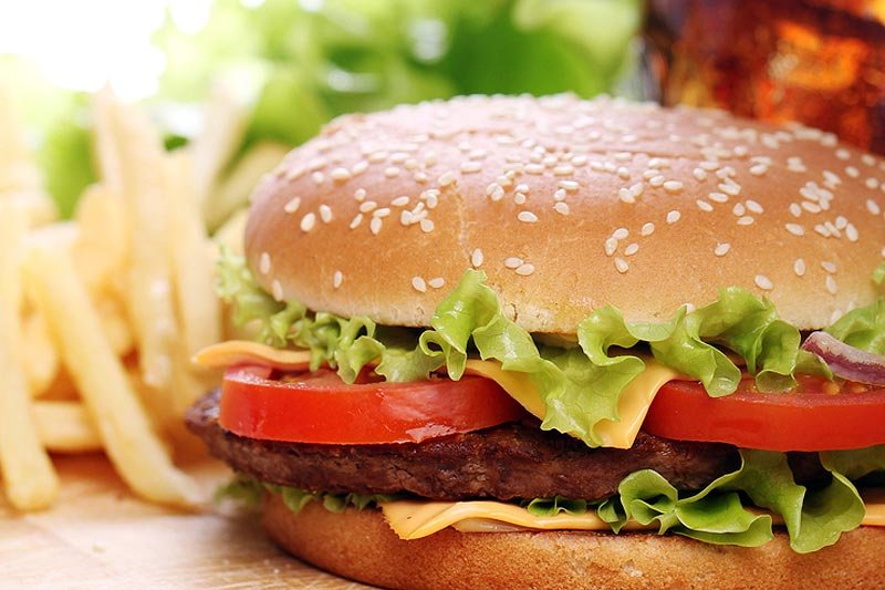 Podatek od tłustego jedzenia, który na niezdrową żywność wprowadzono przed rokiem w Danii, okazał się nietrafiony. Uderzył w domowe budżety i gospodarkę