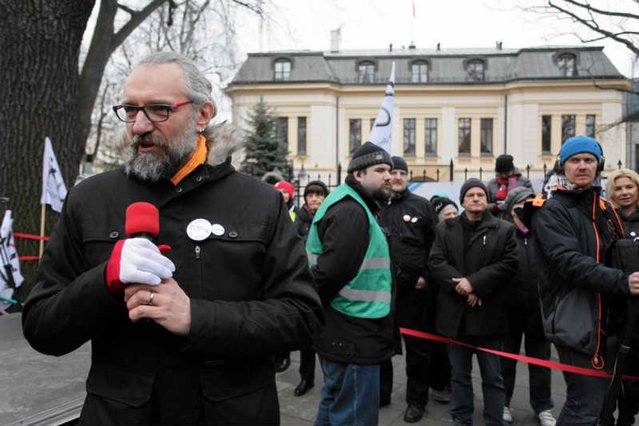 Mateusz Kijowski jest wszędzie tam gdzie coś się dzieje, ale przywódca z niego marny, jeśli po roku istnienia KOD wciąż nie ma długofalowych planów działania.