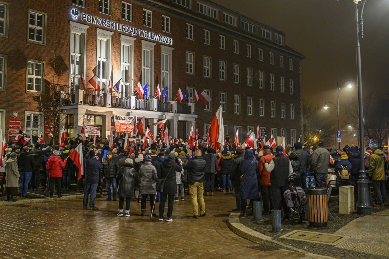 Manifestacja zwolenników PiS pod Urzędem Wojewódzkim w Gdańsku w obronie telewizji polskiej.