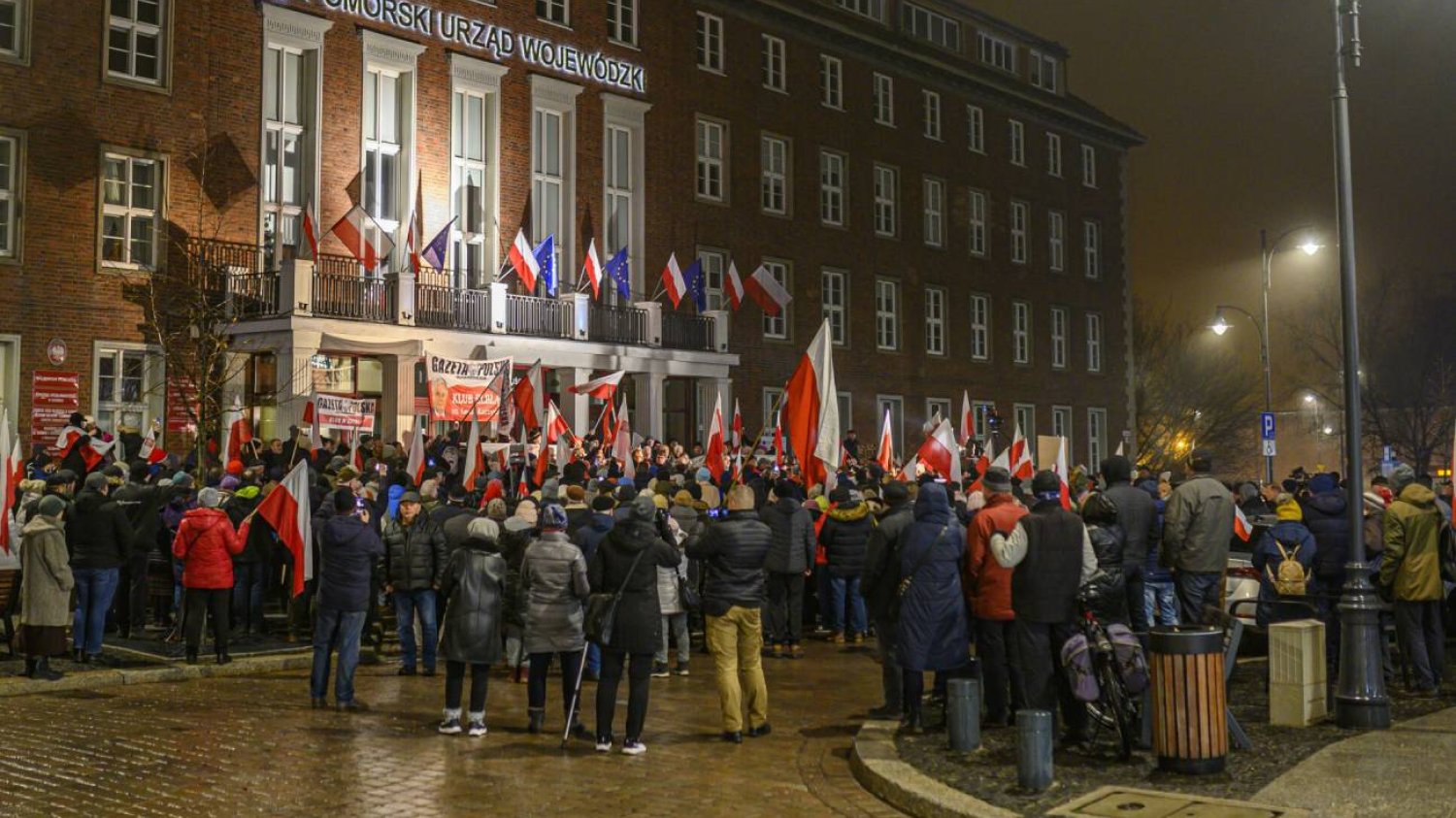 Manifestacja zwolenników PiS pod Urzędem Wojewódzkim w Gdańsku w obronie telewizji polskiej.
