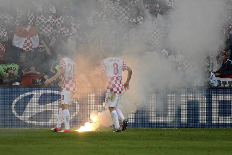 Raca na murawie boiska podczas meczu Chorwacja - Włochy