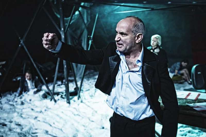 O kryzysie, sztuce i kilku innych dramatach świetnie opowiada "W imię Jakuba S" Strzępki i Demirskiego