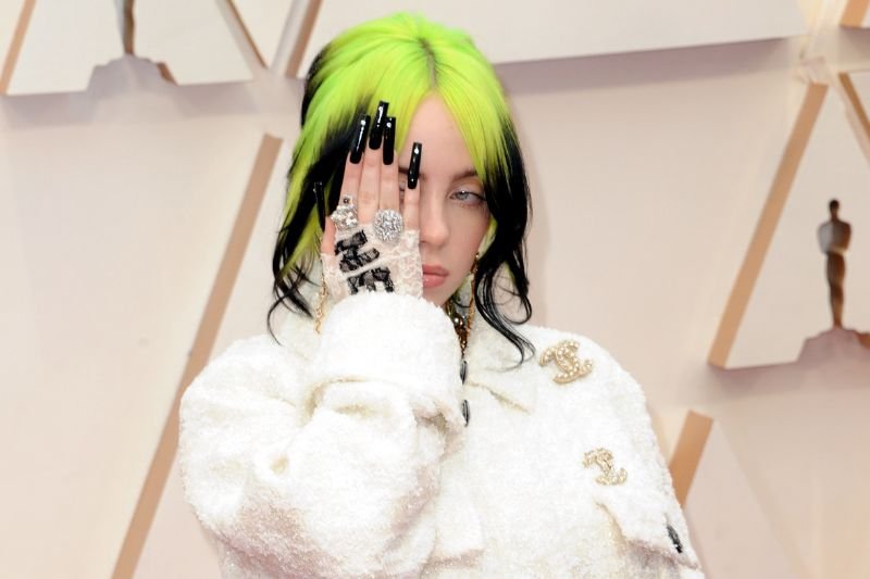 Billie Eilish zaśpiewała na najważniejszych muzycznych festiwalach, gali wręczenia Oscarów, nagrała też tytułową piosenkę do 25. części przygód Bonda "No Time To Die".