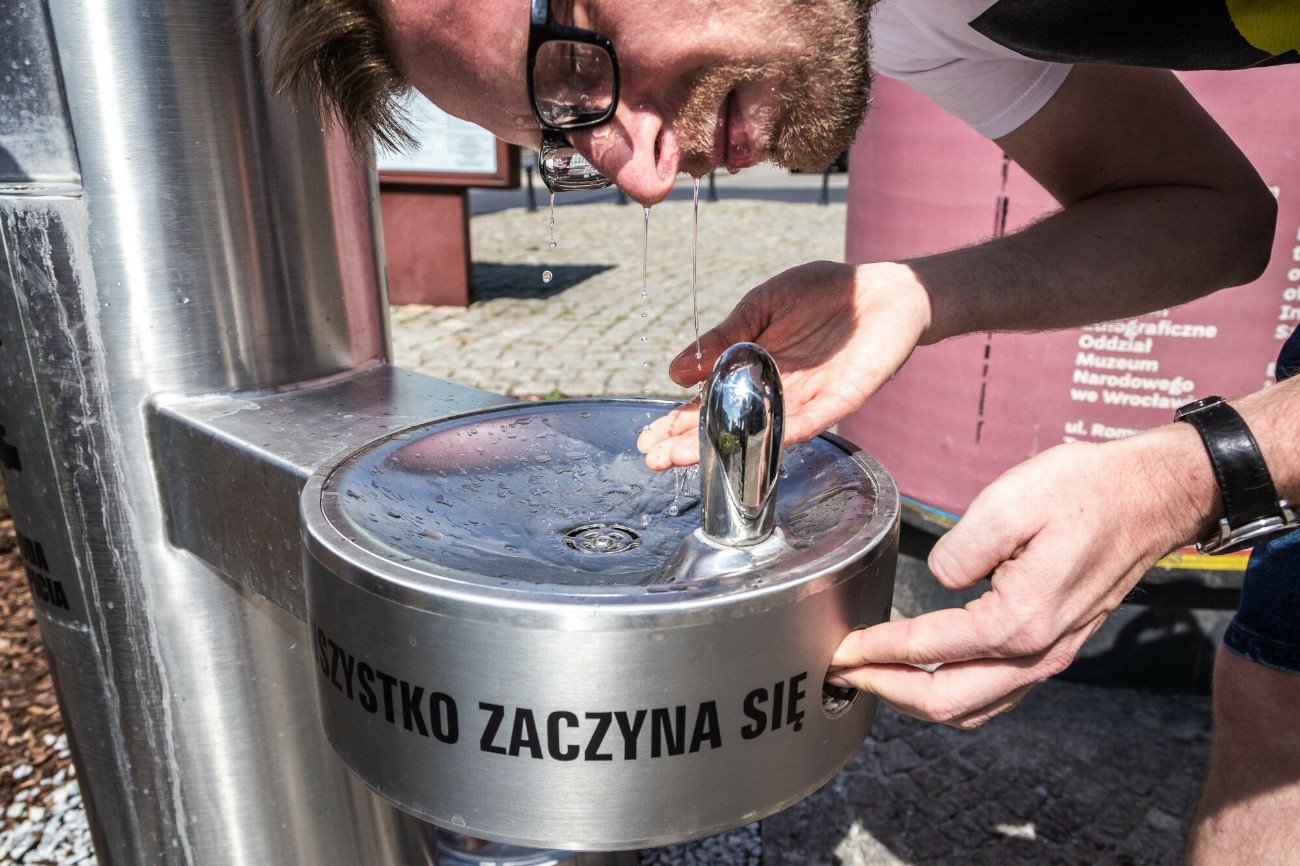 W upały trzeba pamiętać, aby pić więcej wody. Trzeba to robić systematycznie przez cały dzień.