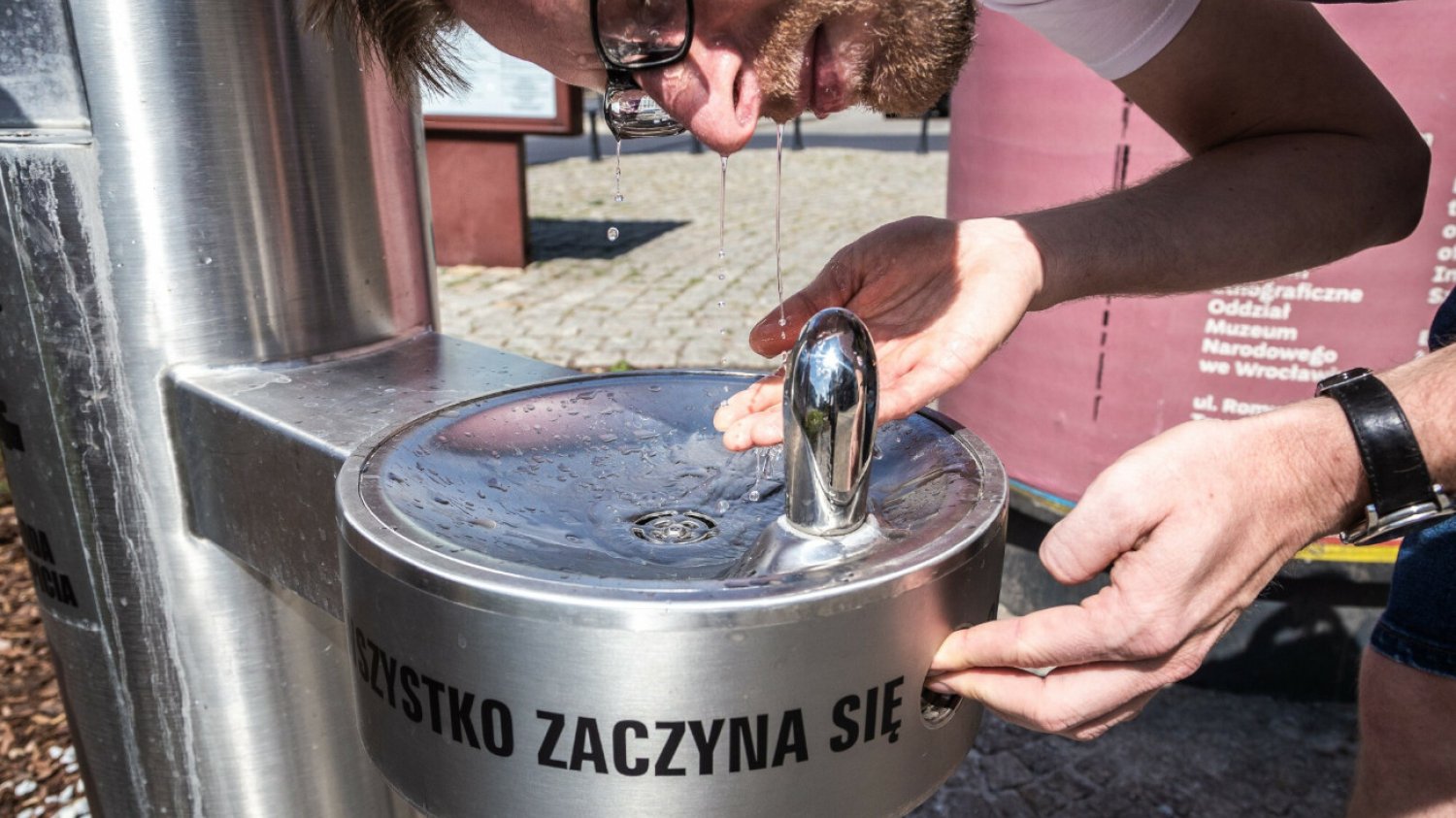W upały trzeba pamiętać, aby pić więcej wody. Trzeba to robić systematycznie przez cały dzień.