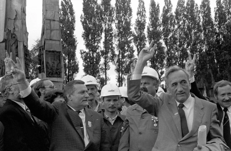 Czerwiec 1989 roku, Stocznia Gdańska. Spotkanie Francois Mitterrrand-Lech Wałęsa. Na zdjęciu oprócz Wałęsy: Tadeusz Mazowiecki i Janusz Onyszkiewicz.