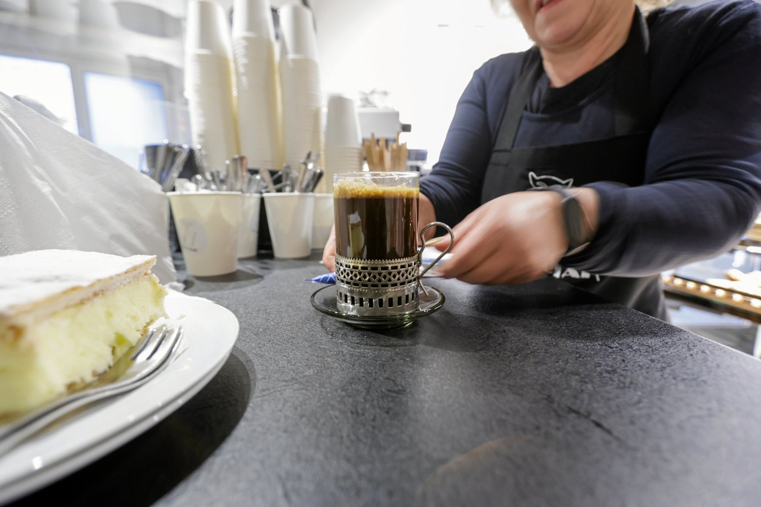 Masło już nie jest królem drożyzny. Cena ulubionego napoju wielu z nas wystrzeliła w górę