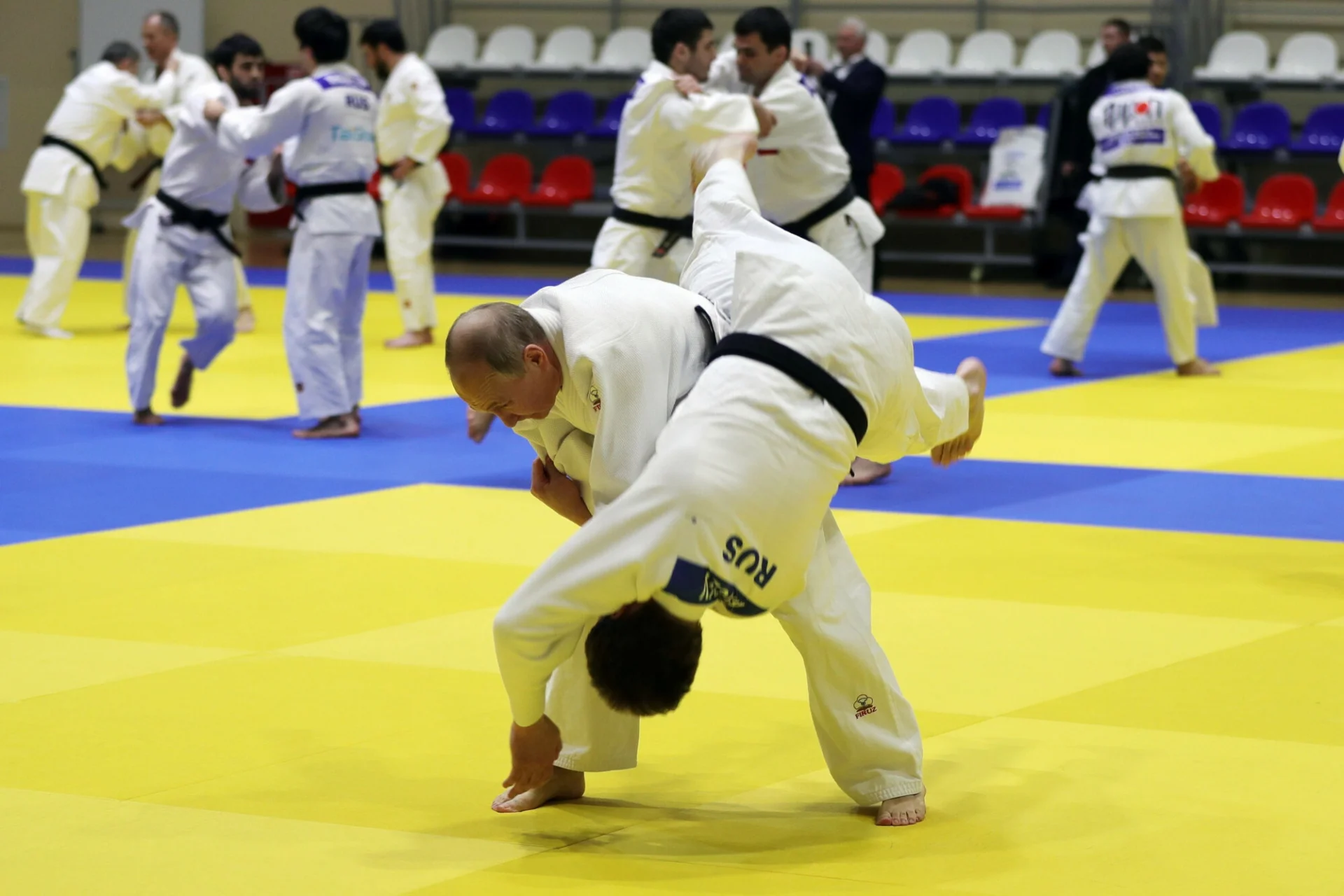 Putin trenuje z kadrą narodową Rosji w judo Putin trenuje z kadrą narodową Rosji w judo