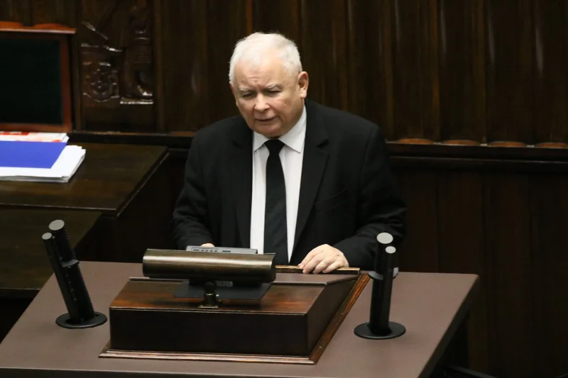 Prezes pomimo operacji kolana nie oszczędza się.