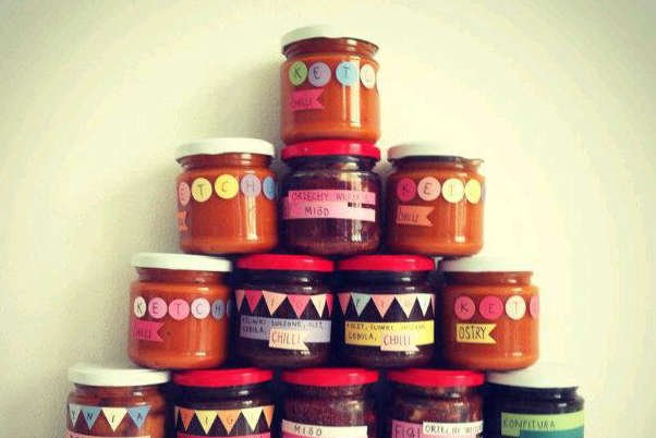 Ładnie opakowane i pyszne domowe przetwory są świetnym gadżetem na prezent.