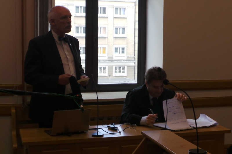 Janusz Korwin-Mikke przegrał proces z Donaldem Tuskiem i PO.