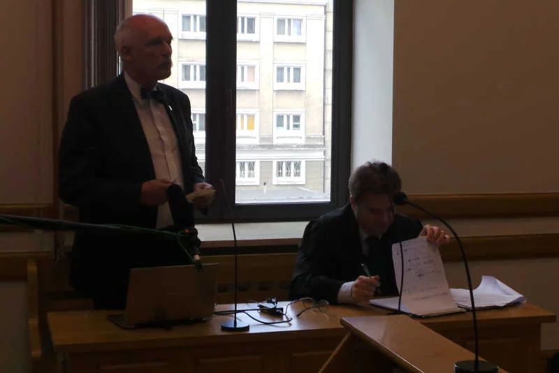 Janusz Korwin-Mikke przegrał proces z Donaldem Tuskiem i PO.
