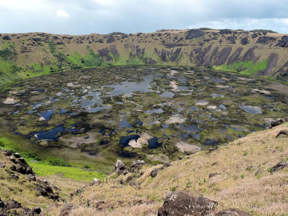 Krater wygasłego wulkanu Rano Kau, Wyspa Wielkanocna, Rapa Nui.