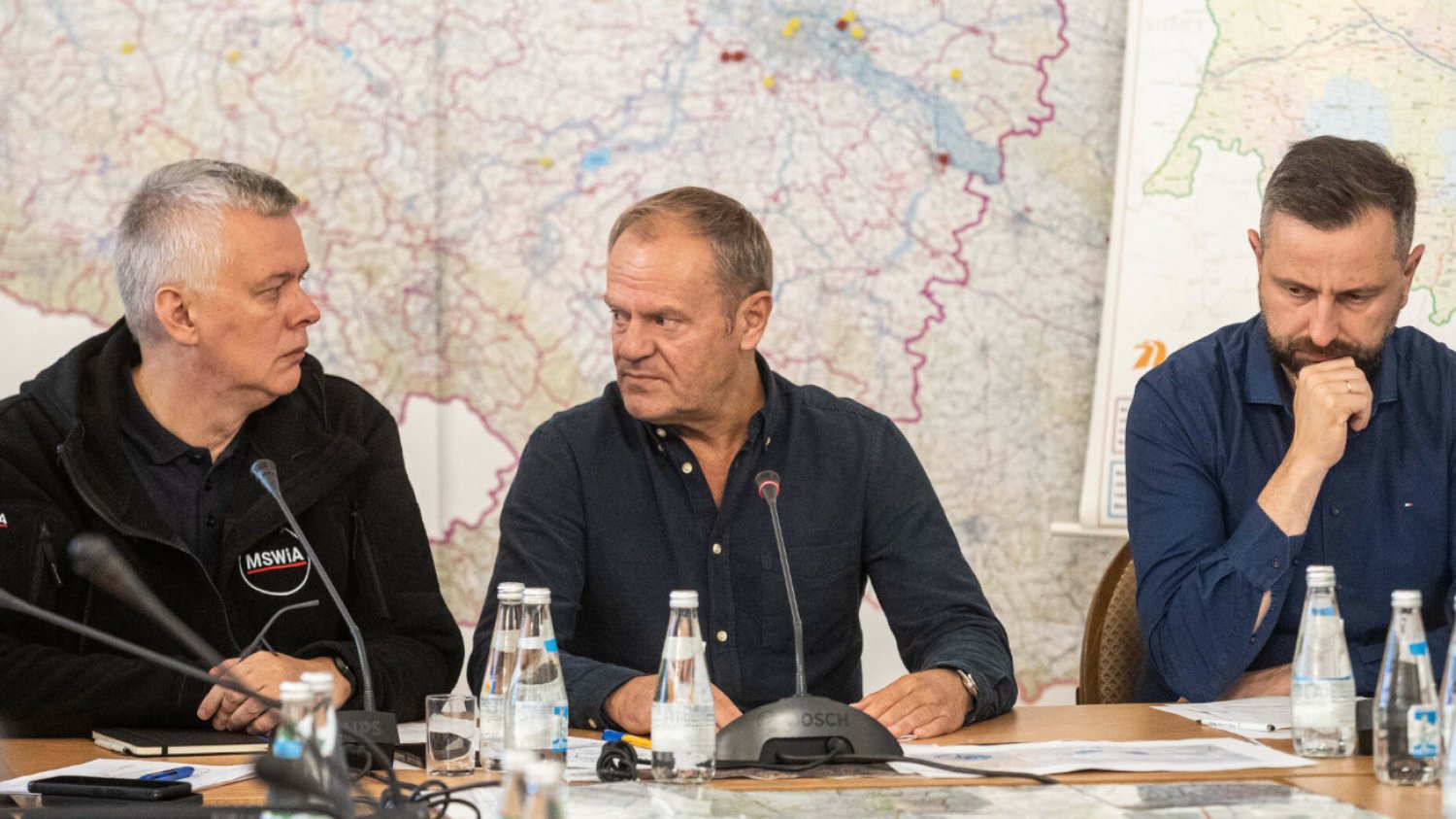 Każda rodzina ma dostać taką "paczkę". To ma się znaleźć w "Poradniku kryzysowym" od rządu. Rząd będzie wysyłał Polakom "Poradnik kryzysowy". Wyjaśniają, co w nim jest.