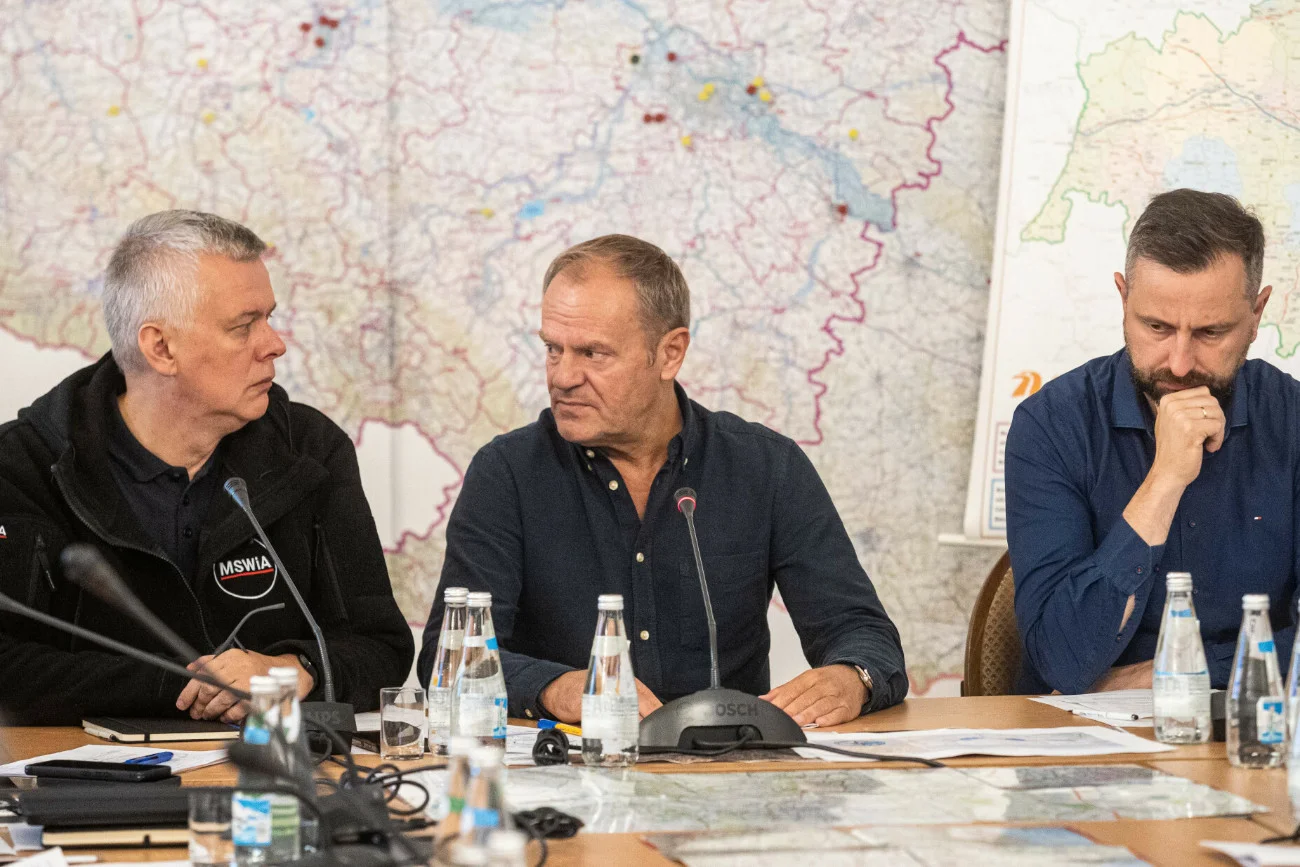 Każda rodzina ma dostać taką "paczkę". To ma się znaleźć w "Poradniku kryzysowym" od rządu. Rząd będzie wysyłał Polakom "Poradnik kryzysowy". Wyjaśniają, co w nim jest.