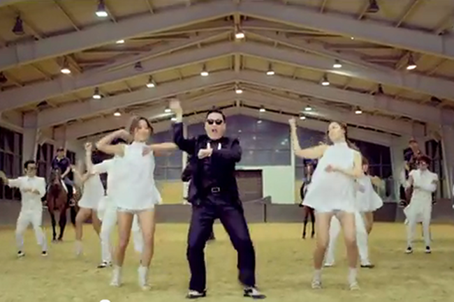 Fragment teledysku do piosenki "Gangnam Style", w której elementem choreografii jest "jazda na koniu".