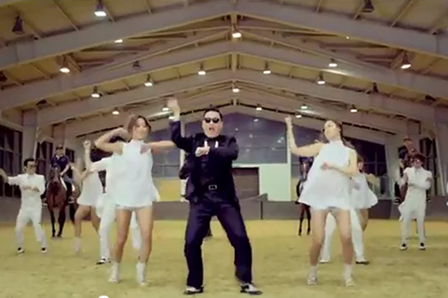 Fragment teledysku do piosenki "Gangnam Style", w której elementem choreografii jest "jazda na koniu".