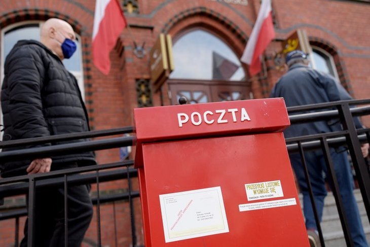 Pakiety wyborcze leżą w magazynie Poczty Polskiej w Łodzi.