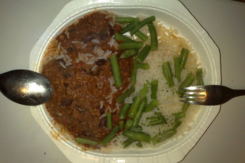 Jedzenie na lotniskach potrafi być paskudnej jakości i paskudnie drogie. Zdjęcie jest tylko ilustracją.