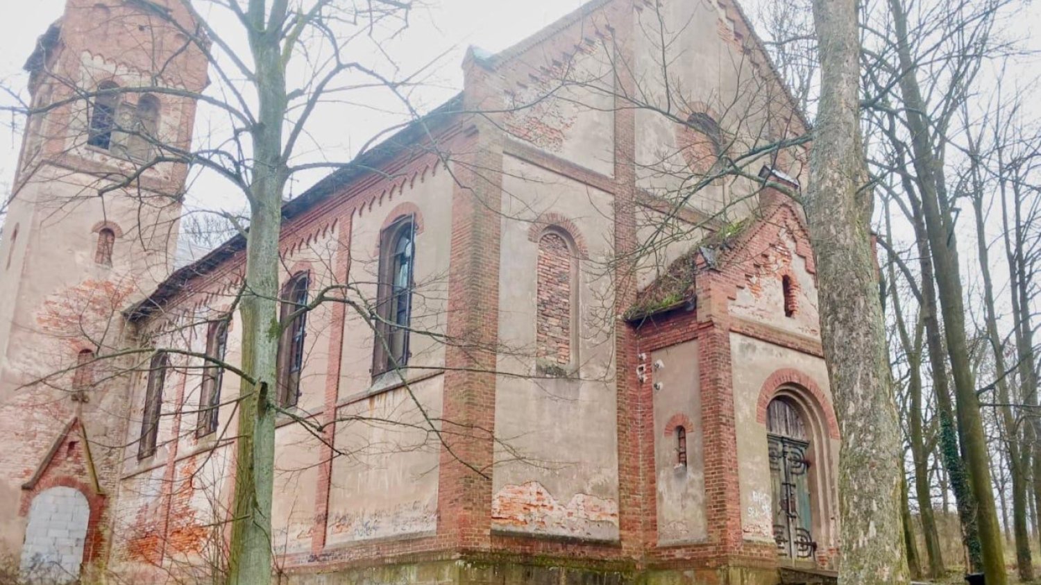 Burmistrz Lubawki przesyła nam zdjęcie kościoła. – Bardzo chętnie porozmawiam z kimś, kto chciałby go kupić i zagospodarować – mówi.