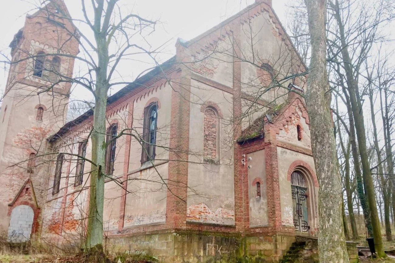 Burmistrz Lubawki przesyła nam zdjęcie kościoła. – Bardzo chętnie porozmawiam z kimś, kto chciałby go kupić i zagospodarować – mówi.