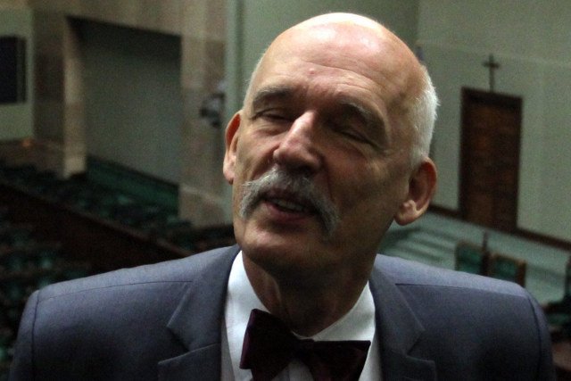 Janusz Korwin-Mikke wyjaśnił, że "woli być uważany za ruskiego agenta niż za człowieka, który wierzy w hel, mgłę, Wielki Magnes i brzozę"