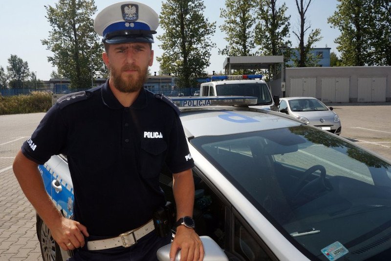 Aspirant Artur Wyciszkiewicz dogonił na rowerze mężczyznę poruszającego się Porsche.