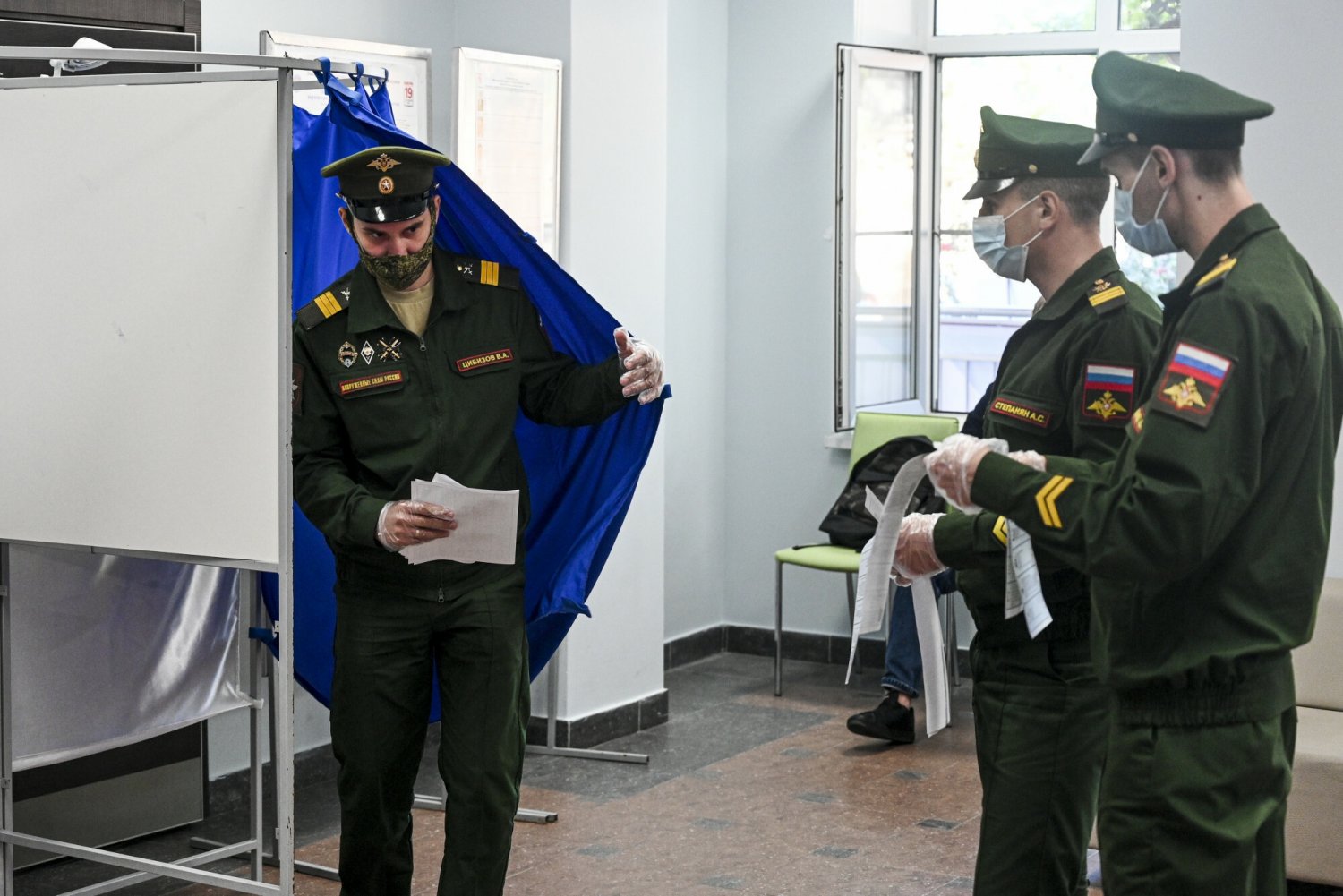 Wyniki pierwszych sondaży po wyborach wskazują na zachowanie status quo.